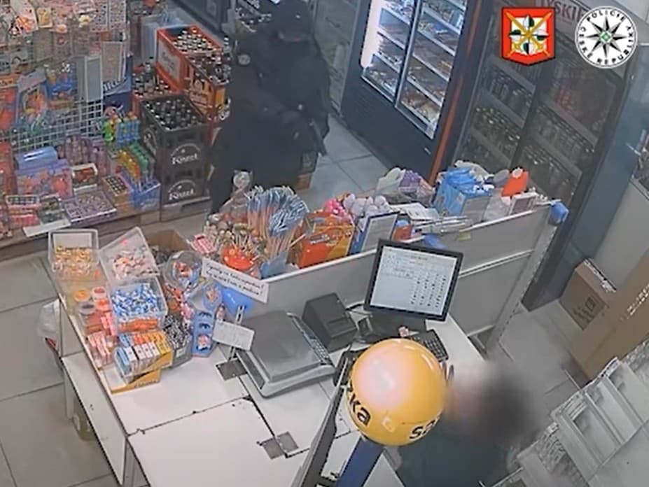 Zlodej v českých Sviatnoch vošiel do predajne a so zbraňou v ruke požadoval a od predavačky peniaze. Potom spravil chybu. 