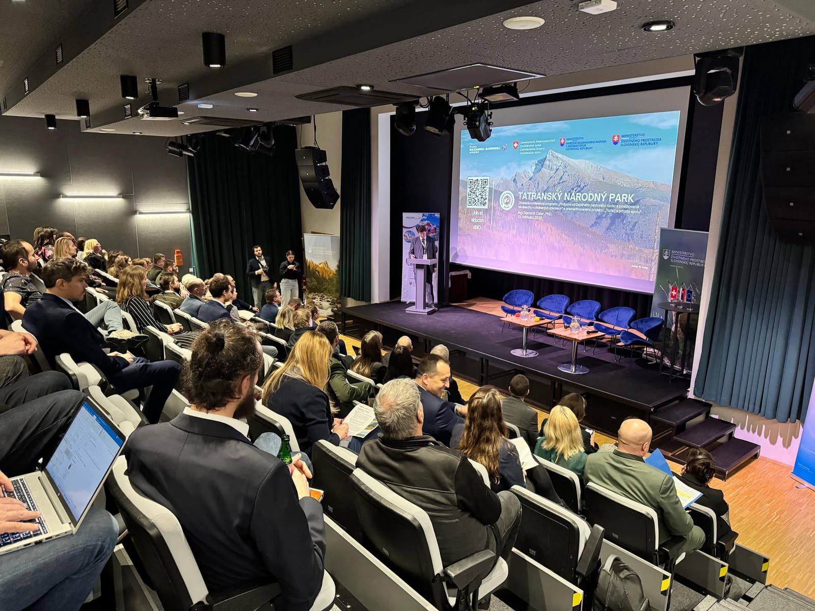 Účastníci konferencie programu švajčiarsko-slovenskej spolupráce na tému Podpora udržateľného turizmu a biodiverzity v chránených územiach v obci Liptovská Osada v okrese Ružomberok.