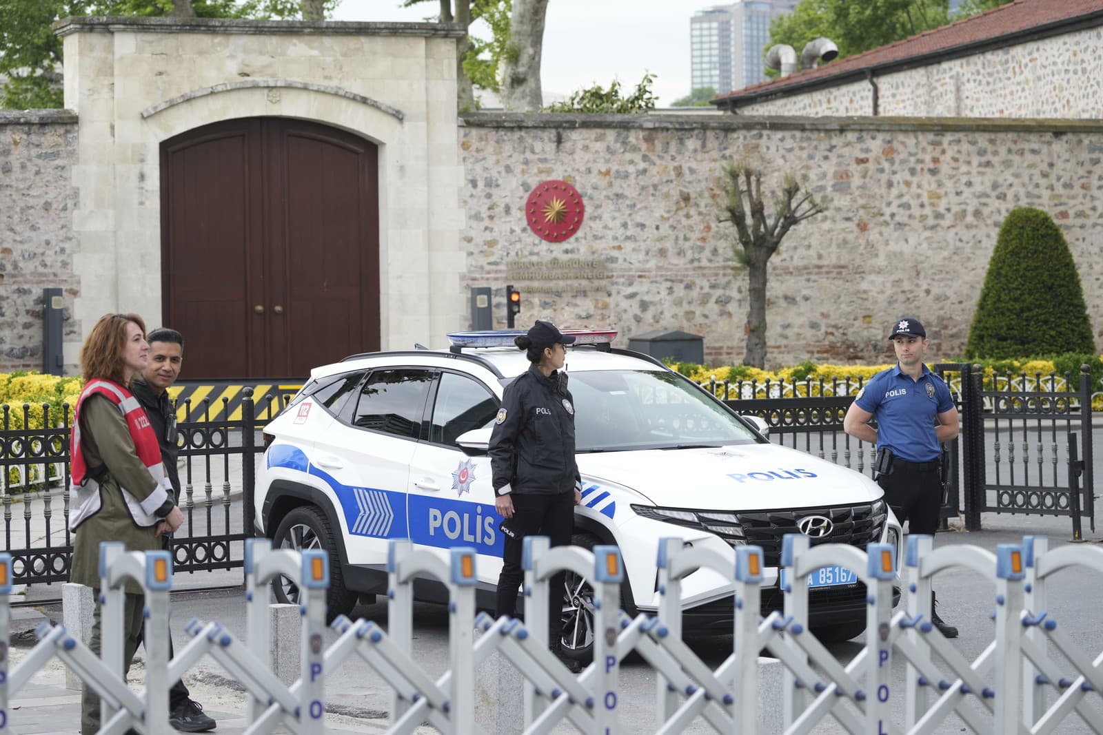 Policajti stoja pred bariérami pred palácom Dolmabahče, v ktorom sa uskutočnia rokovania medzi ruskou a ukrajinskou delegáciou v Istanbule 