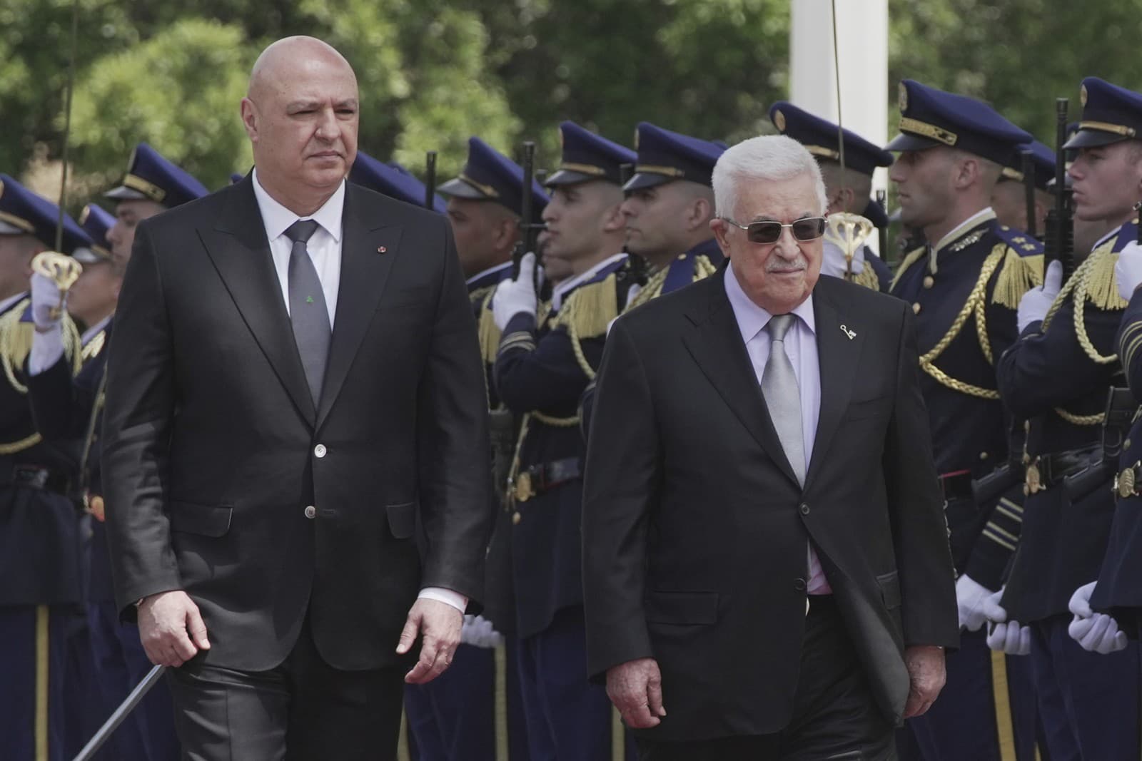 Libanonský prezident Džúzíf Awn (vľavo) a palestínsky prezident Mahmúd Abbás (uprostred) kráčajú počas prehliadky čestnej stráže pred ich stretnutím v prezidentskom paláci v meste Bábda, východne od Bejrútu