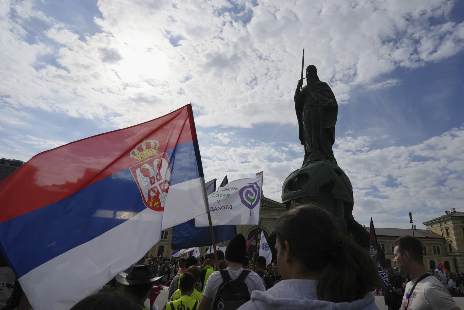 Demonštranti v Belehrade žiadajú