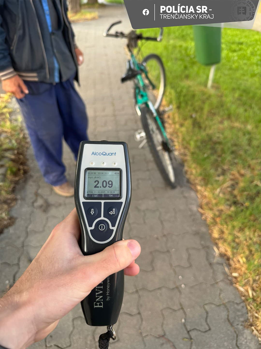 Cyklista išiel po strede