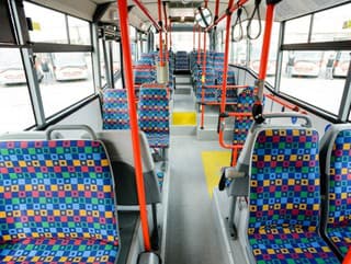 Útok nožom v autobuse!