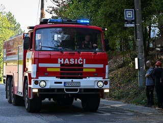 Hasiči likvidujú požiar skladu
