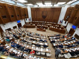 Poslanci sa v úvode