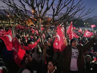 Ľudia protestujú proti zadržaniu