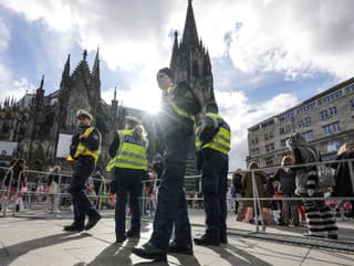 Policajti hliadkujú počas začiatku