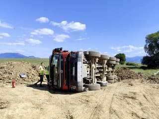 Hasiči zasahovali pri prevrátenom