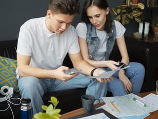 TikTok namiesto poradcov: Mladí investori prepadli sociálnym sieťam, bojujú aj s vysokým egom!