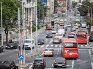 Otáčanie sa na svetelnej križovatke by po novom mohlo byť povolené